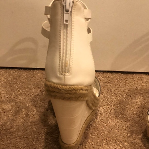 White Wedge Shoe 👠 - Picture 3 of 4